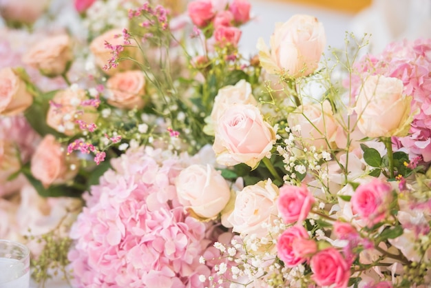 cenário de casamento com flor e decoração de casamento