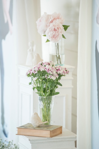 cenário de casamento com flor e decoração de casamento