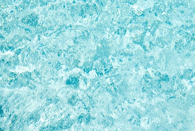 Cenário de cor turquesa da água da piscina com ondulações no verão