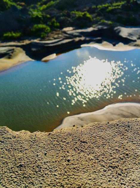 Cenário de fundo de paisagem texturizada de penhasco de areia vívida vertical