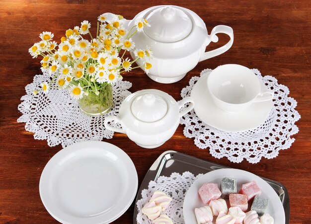 Foto cenário de mesa com camomilas em mesa de madeira