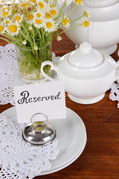 Foto cenário de mesa com camomilas em mesa de madeira