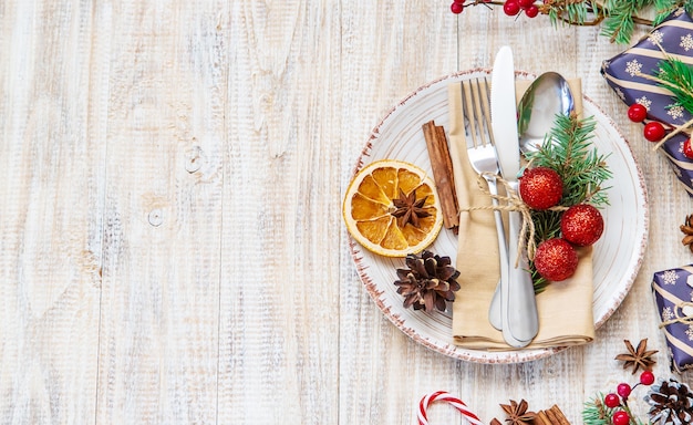 Cenário de mesa com decoração de natal