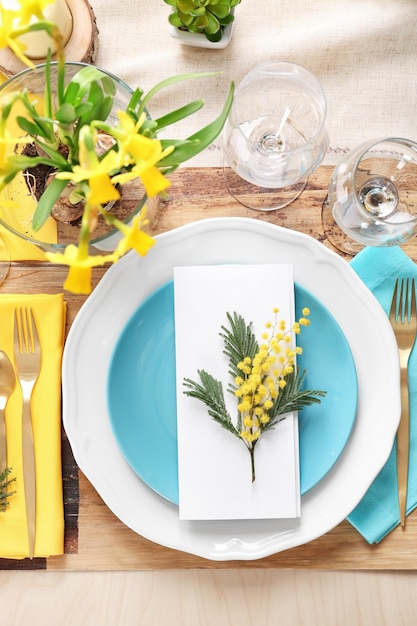 Cenário de mesa com decoração floral em fundo de madeira