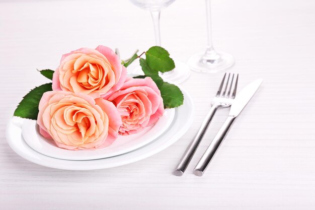 Cenário de mesa com rosa no prato