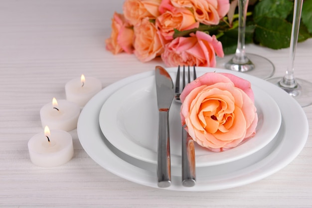 Cenário de mesa com rosa no prato