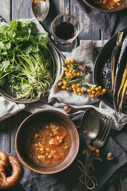 Foto cenário de mesa com tigelas de sopa