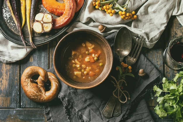 Cenário de mesa com tigelas de sopa