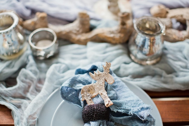 Cenário de mesa com velas e tecido azul