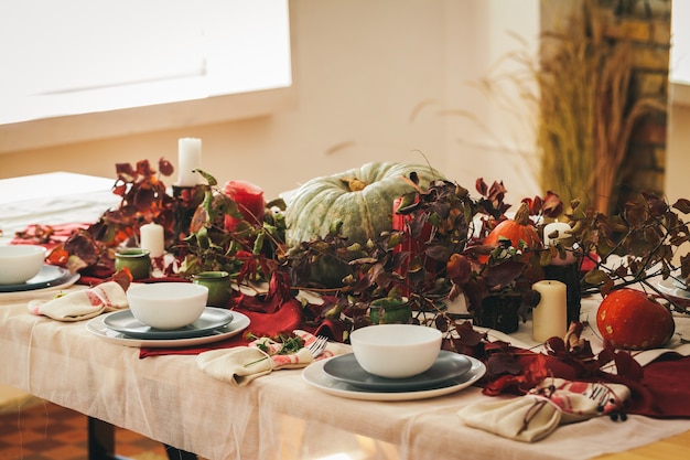 Cenário de mesa de ação de graças no outono com decoração festiva