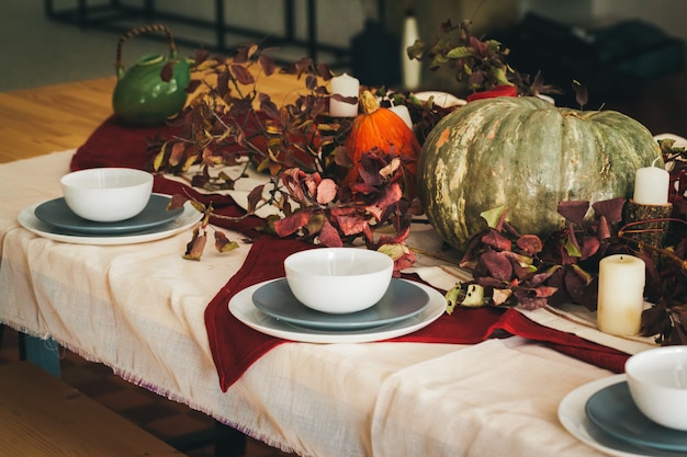 Cenário de mesa de ação de graças no outono com decoração festiva