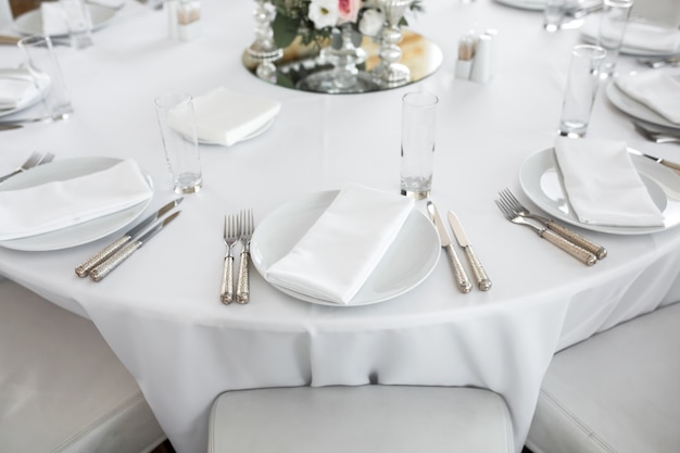 Cenário de mesa de casamento decorado com flores frescas