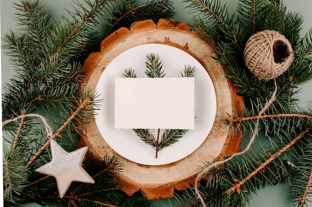 Cenário de mesa de estilo natural de maquete de Natal festivo com cartão vazio