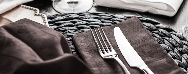 Foto cenário de mesa de férias com guardanapo marrom e talheres de prata adereços de estilo de comida vintage para festa de data de evento de casamento ou design de marca de decoração de casa de luxo