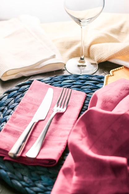 Cenário de mesa de férias com guardanapo rosa e talheres de prata adereços de estilo de comida vintage definido para festa de data de evento de casamento ou design de marca de decoração de casa de luxo