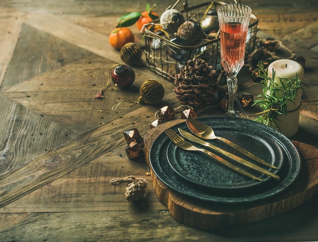 Cenário de mesa de férias de ano novo de natal com copo de rosa