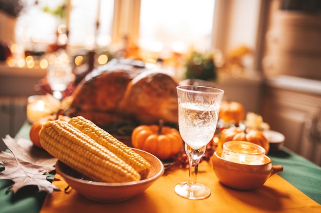 Cenário de mesa de jantar de feriado de ação de Graças com decoração de outono e abóboras