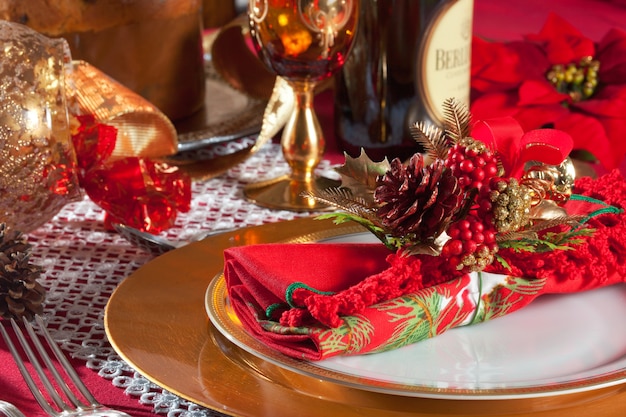 Cenário de mesa de jantar de natal decorada