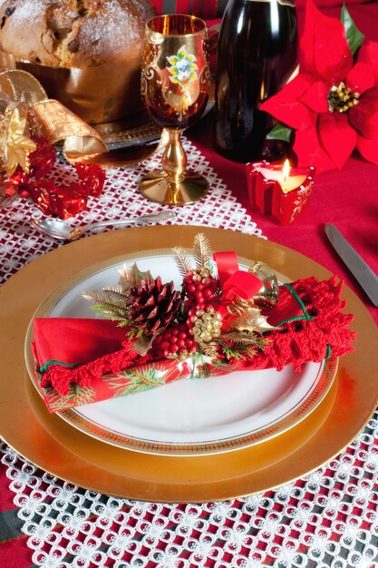 Cenário de mesa de jantar de Natal decorada