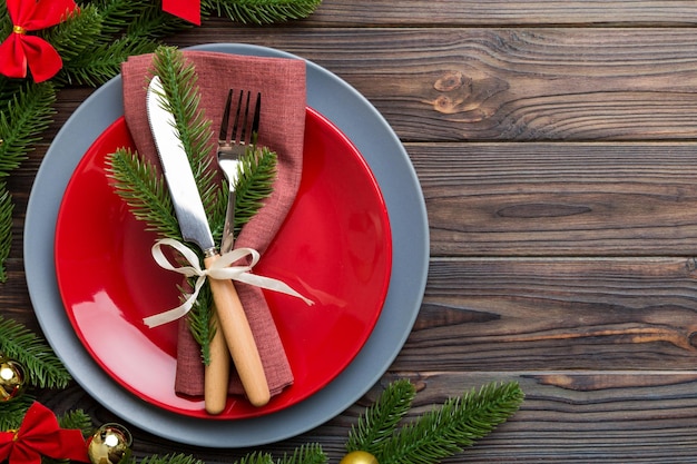 Cenário de mesa de natal com decoração de natal e pratos kine garfo e colher fundo de férias de natal vista superior com espaço de cópia