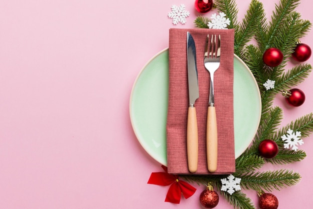 Cenário de mesa de natal com decoração de natal e pratos kine garfo e colher fundo de férias de natal vista superior com espaço de cópia