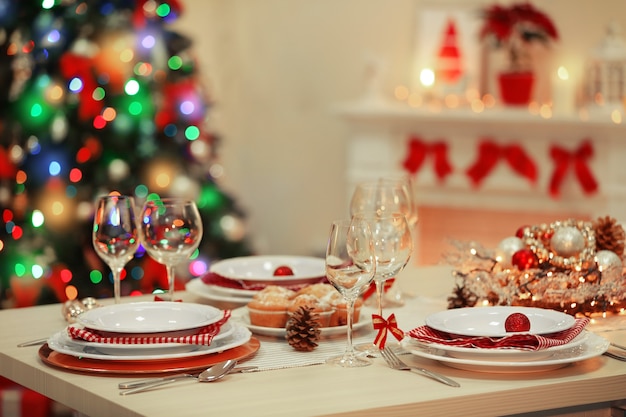 Cenário de mesa de Natal com decoração de Natal no fundo da lareira