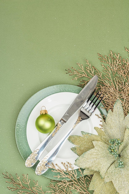 Cenário de mesa de Natal com decoração tradicional de placas de cerâmica em fundo de cor Savannah Green