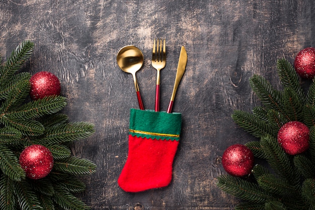 Cenário de mesa de Natal com decoração vermelha