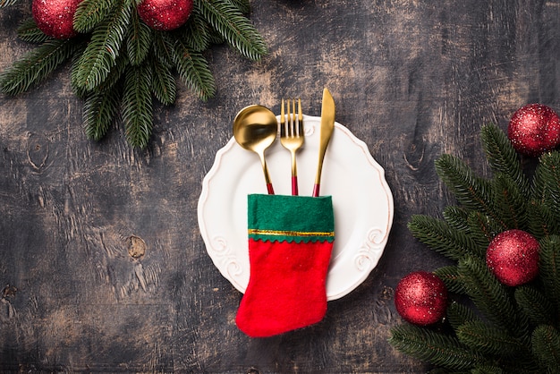 Cenário de mesa de Natal com decoração vermelha