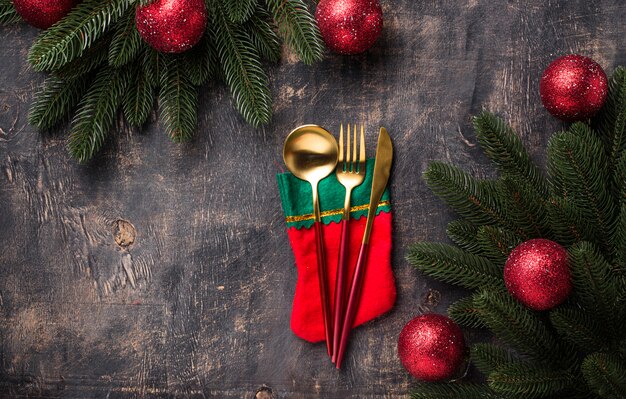 Cenário de mesa de Natal com decoração vermelha