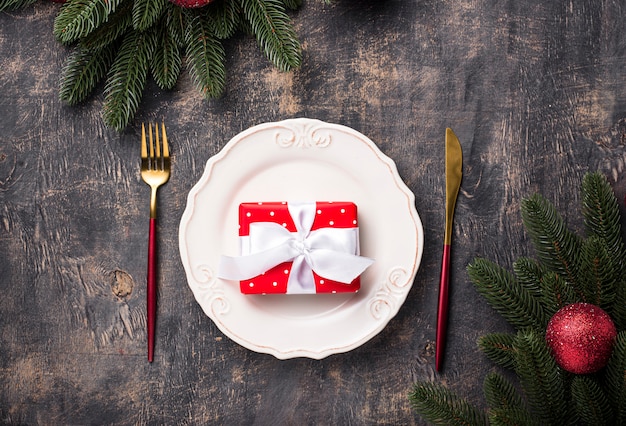 Cenário de mesa de natal com decoração vermelha