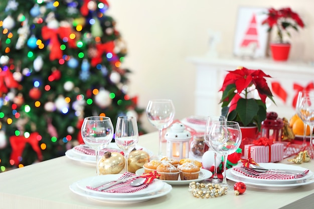 Cenário de mesa de natal com decorações festivas