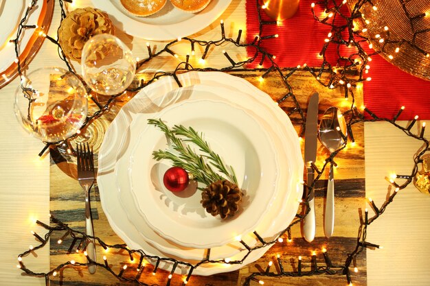 Cenário de mesa de Natal com decorações festivas