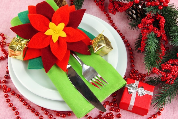 Cenário de mesa de Natal com enfeites festivos close-up