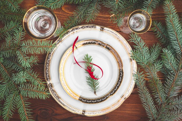 Cenário de mesa de Natal com galhos de árvores de pinheiro e decorações vista superior