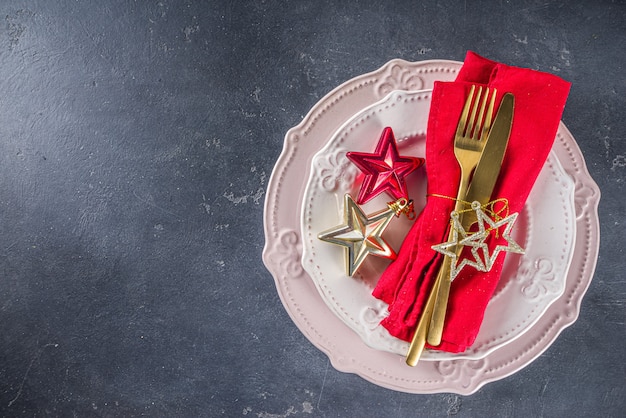 Cenário de mesa de natal com pratos e talheres