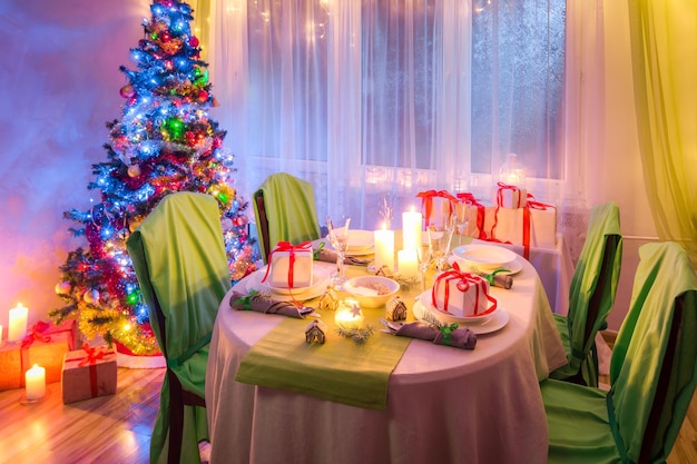 Cenário de mesa de Natal de tirar o fôlego durante a noite gelada de inverno