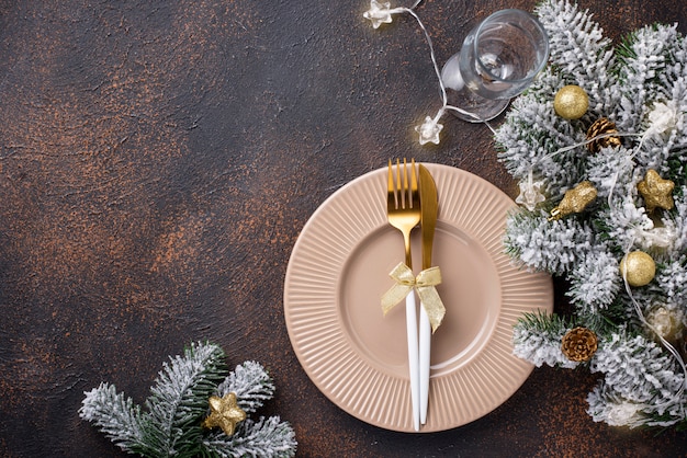 Cenário de mesa de natal e decoração dourada