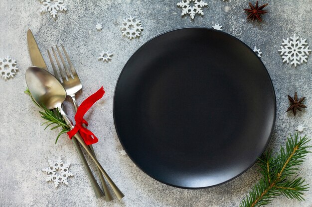 Cenário de mesa de Natal elegante Talheres com decoração de Natal em mesa festiva Vista de cima plana lay