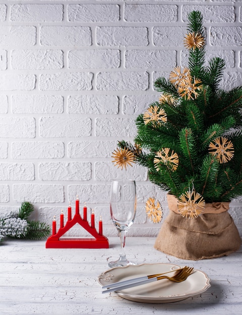 Cenário de mesa de natal em estilo escandinavo