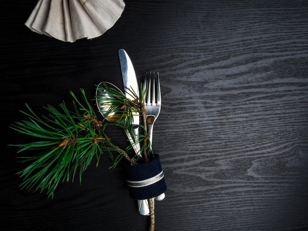 Cenário de mesa de natal em tom de prata na mesa de madeira