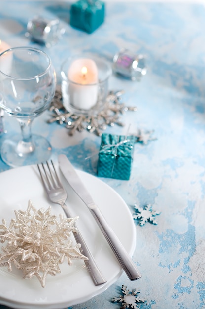Cenário de mesa de Natal prata e creme com decorações