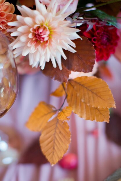 Foto cenário de mesa de outono com flores de laranja e vidro vintage casamento de outono ou conceito de jantar de outono