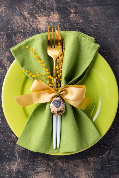 Cenário de mesa de Páscoa com placa verde