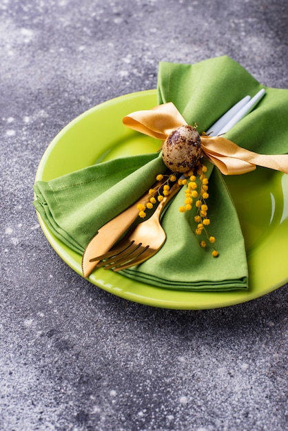 Cenário de mesa de Páscoa com placa verde