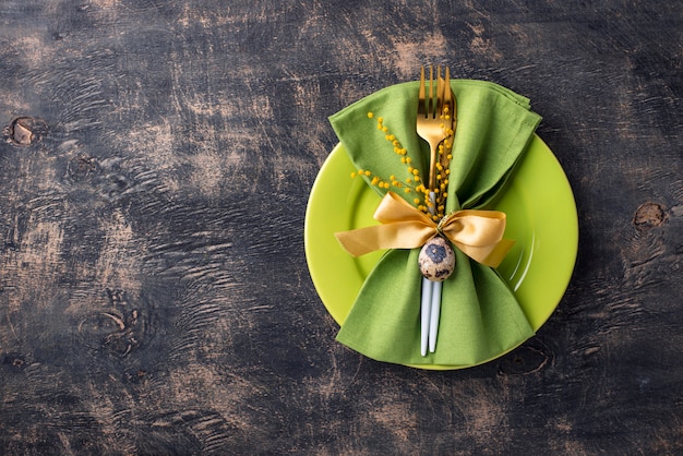 Cenário de mesa de Páscoa com placa verde