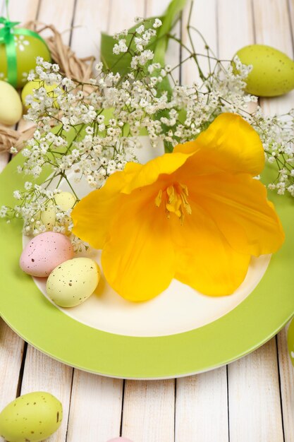 Cenário de mesa de Páscoa com tulipas e ovos