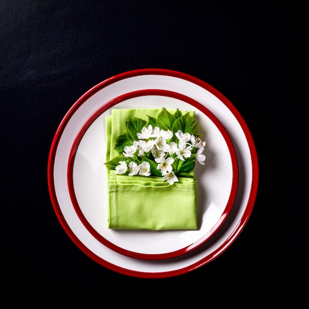 Cenário de mesa de primavera com flores brancas