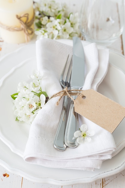 Cenário de mesa de primavera com flores brancas