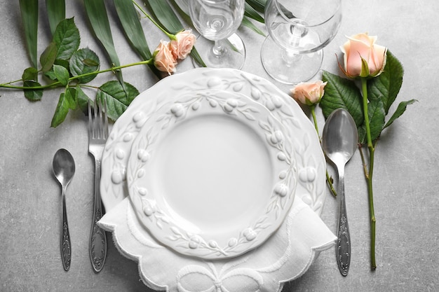 Cenário de mesa elegante com decoração floral